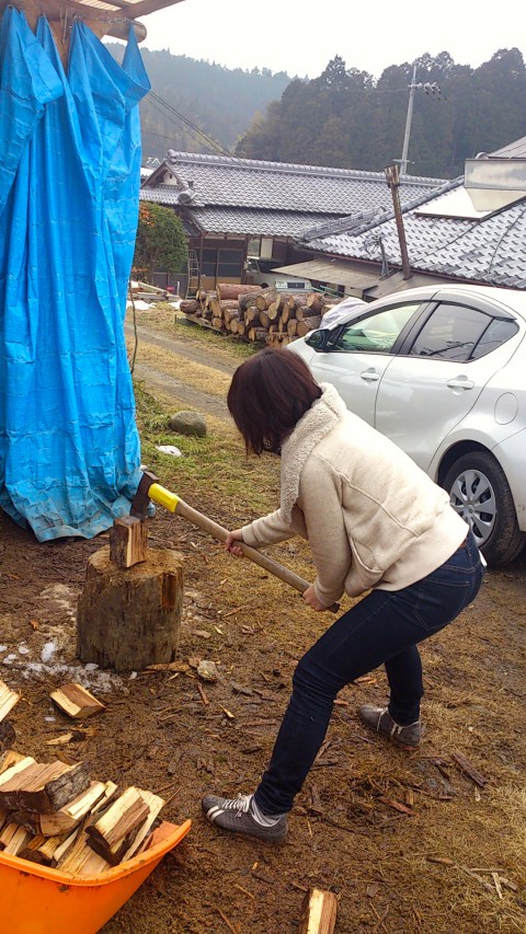 黙々と薪割りを手伝うオーナー